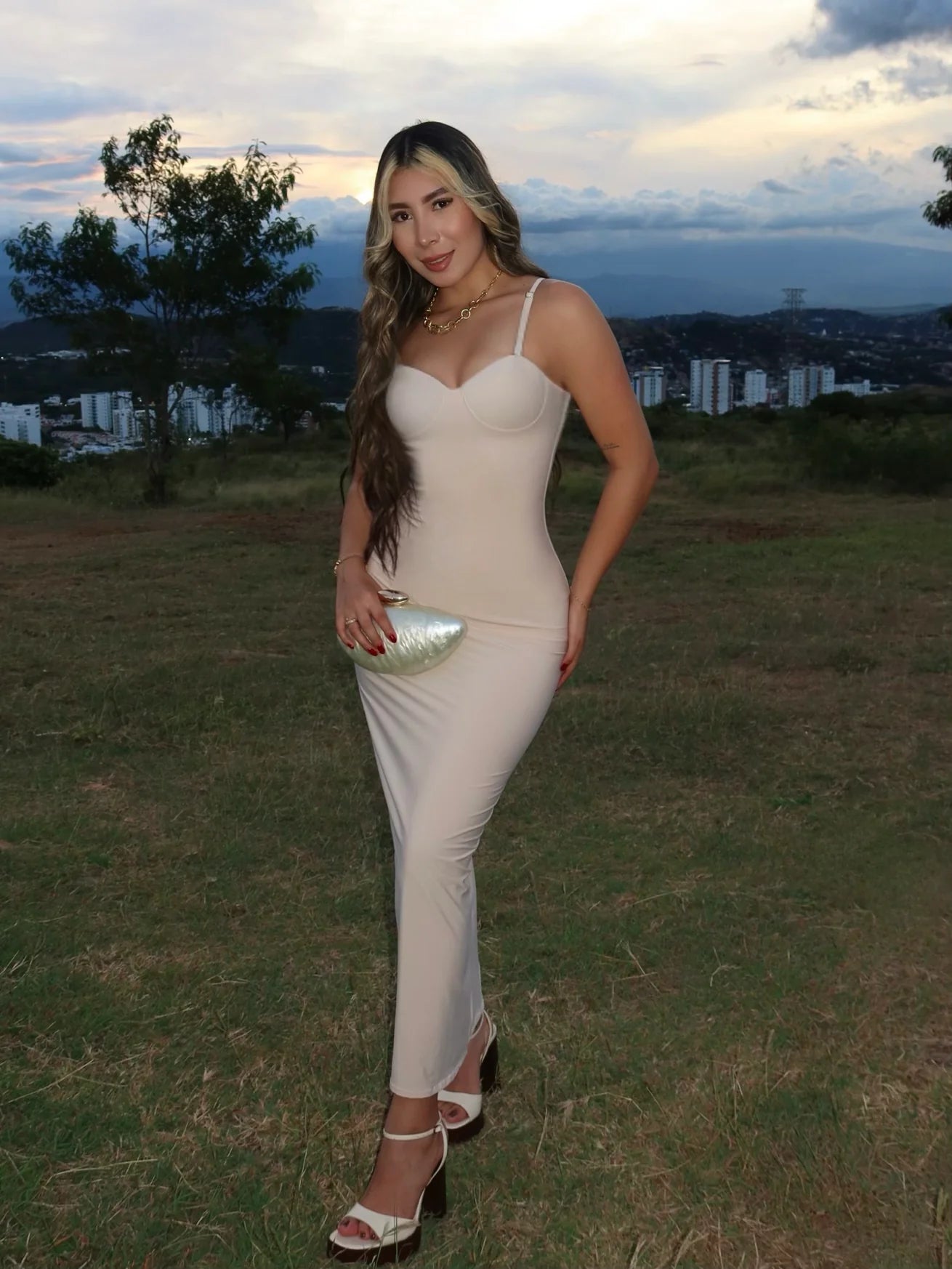 Vestido Tania beige edicion limitada con control de abdomen