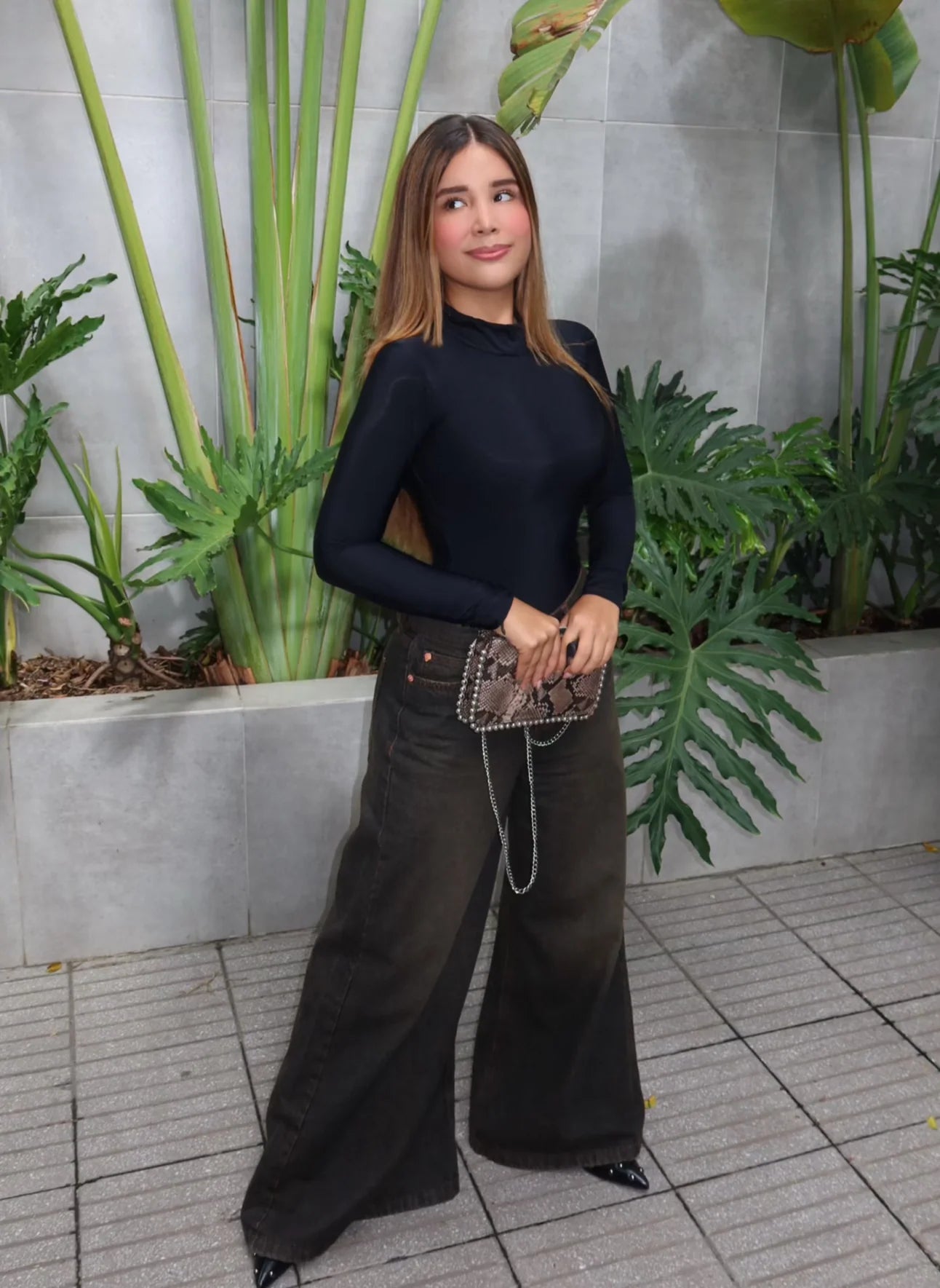 Body Yeru negro con control de abdomen